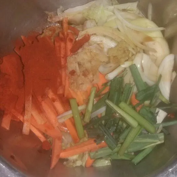 Lalu tambahkan juga cabai bubuk, bawang putih, jahe dan juga kecap ikan.