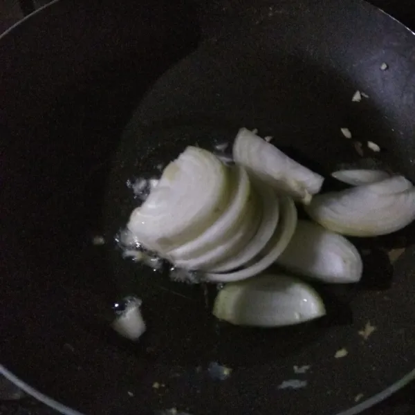 Tumis bawang bombai, bawang putih dan jahe sampai harum.