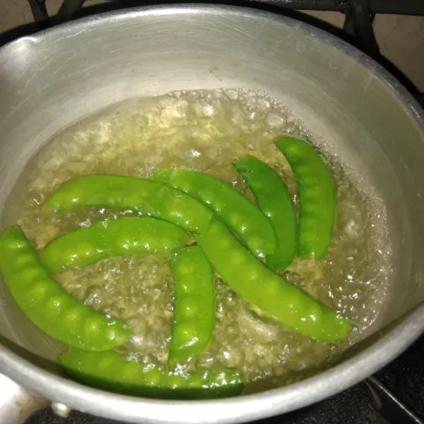 Rebus kacang kapri sampai matang, sisihkan.