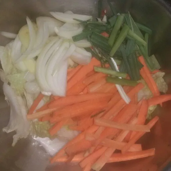 Campur sawi putih, wortel, bawang bombay dan daun bawang.