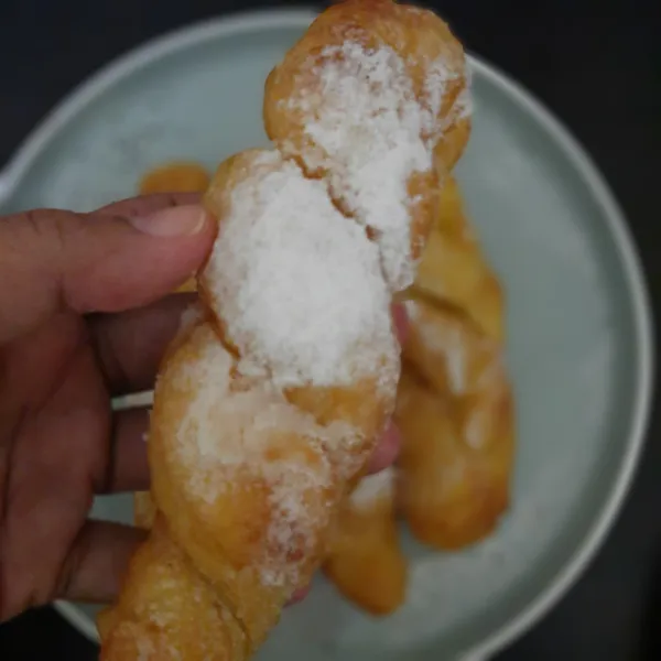 Sajikan dengan taburan gula halus.