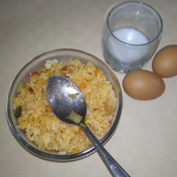 Cetak nasi goreng, sisihkan.