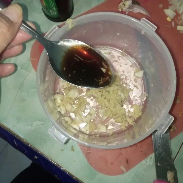 Masukkan kecap asin, bawang putih, jahe dan minyak wijen, aduk rata dan sisihkan.