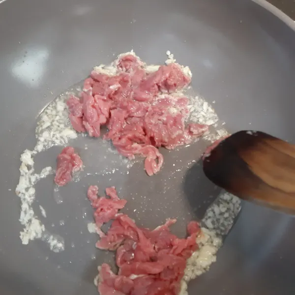 Masukkan daging sapi yang sudah diiris sampai daging berubah warna.