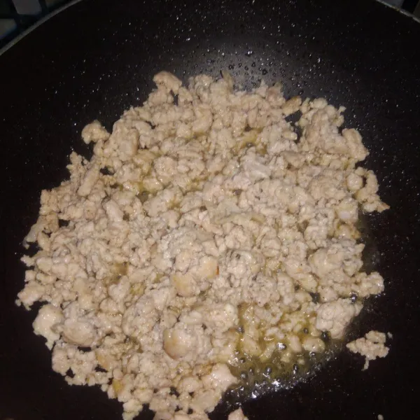Siapkan daging cincang, bumbui dengan garam, merica, minyak wijen, dan jahe. Aduk rata, biarkan minimal 30 menit. Masak daging yang sudah dibumbui hingga setengah matang.