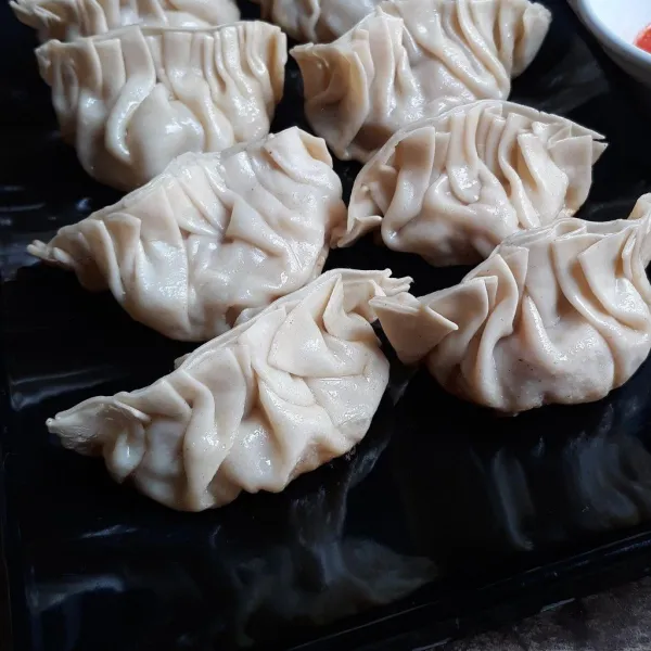 Sajikan gyoza bersama saus sambal.