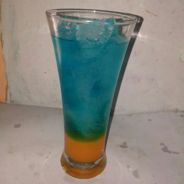 Kemudian tuangi soda warna biru.