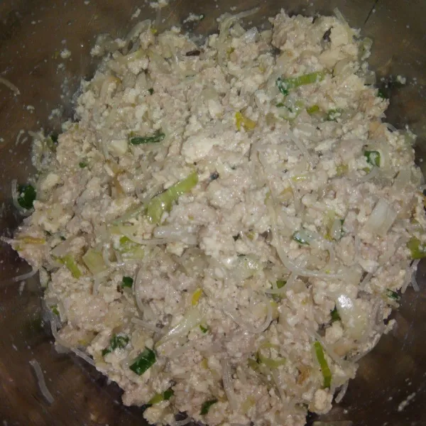 Masukan semua adonan kedalam mangkuk besar. Masukan semua bumbu (kecuali telur), dan koreksi rasa. Jika rasa sudah pas, masukan telur, campur hingga merata.