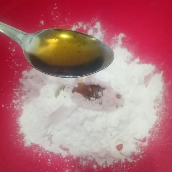 Campurkan semua bahan kue beras kecuali air.