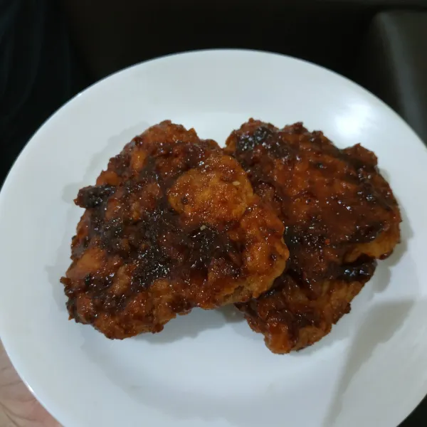Matikan kompor. Balurkan bumbu pada ayam. Spicy korean fried chicken siap disajikan.