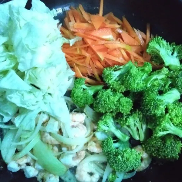 Masukkan wortel, brokoli dan kol putih, masak sekitar 3 menit atau sampai sayuran layu.