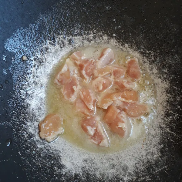 Tumis daging ayam hingga berubah warna.