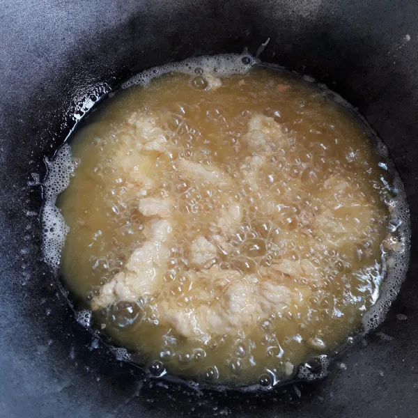 Panaskan minyak secukupnya lalu goreng ayam hingga kecoklatan angkat tiriskan.