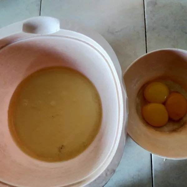 Pisahkan putih telur dan kuning telur.