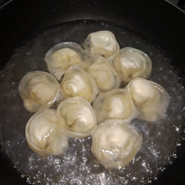 Panas kan air hingga mendidih, tuang sedikit minyak agar pangsit tidak lengket. Saat air mendidih masukan pangsit, masak selama 3-5 menit (tergantung ukuran panci, dan jumlah pangsit didalam). Pangsit siap di sajikan bersama dipping sauce.