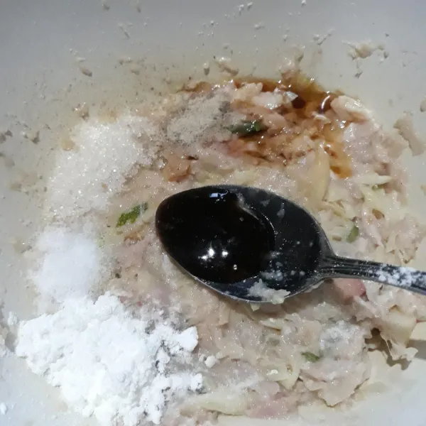 Tambahkan saus tiram, kecap asin, tepung maizena, garam, gula, dan merica bubuk. Aduk rata.