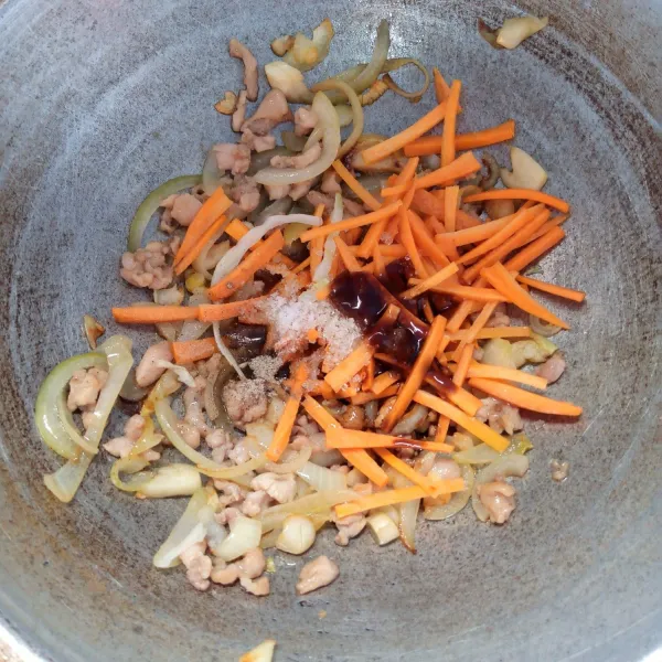 Masukkan wortel, kecap asin, kecap manis, saos tiram, gula, garam dan lada bubuk. Aduk rata. Masak sampai wortel layu.