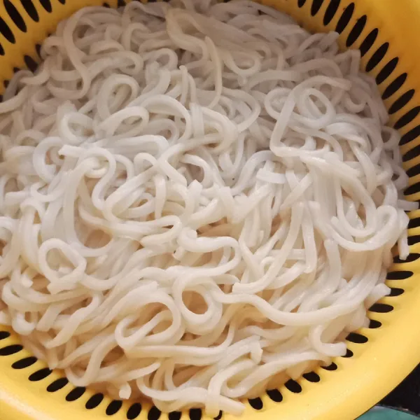 Kemudian tiriskan mie ramen, sisihkan.