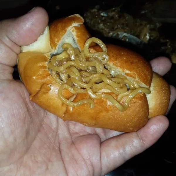 Ambil 1 buah roti hotdog. Belah tengahnya lalu isi dengan mie secukupnya. Resep telah dimodifikasi sesuai bahan yang ada di dapur.