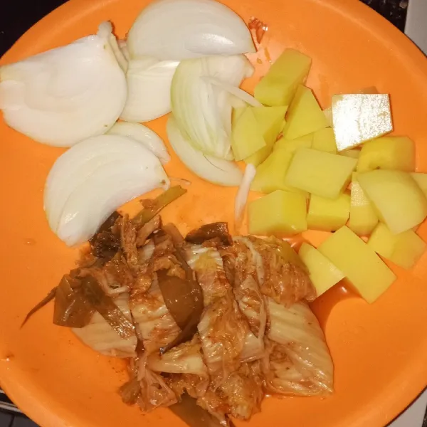 Untuk bahan sayuran nya potong kentang berbentuk dadu bawang bombay iris kasar dan kimchi di iris.