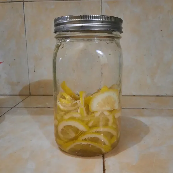 Masukkan irisan lemon ke dalam wadah kaca, tambahkan madu. Aduk² hingga semuanya tercampur rata. Simpan dalam kulkas dengan wadah tertutup.