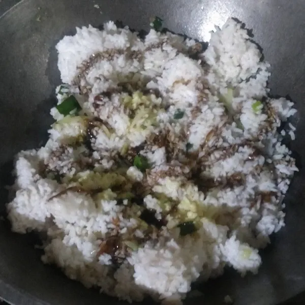 Tuangkan kecap manis, kecap asin, dan saus tiram. Aduk kembali hingga rata.
