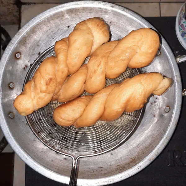 Panaskan minyak goreng, masukkan donat kepang. Goreng hingga berwarna coklat keemasan. Angkat dan Tiriskan.