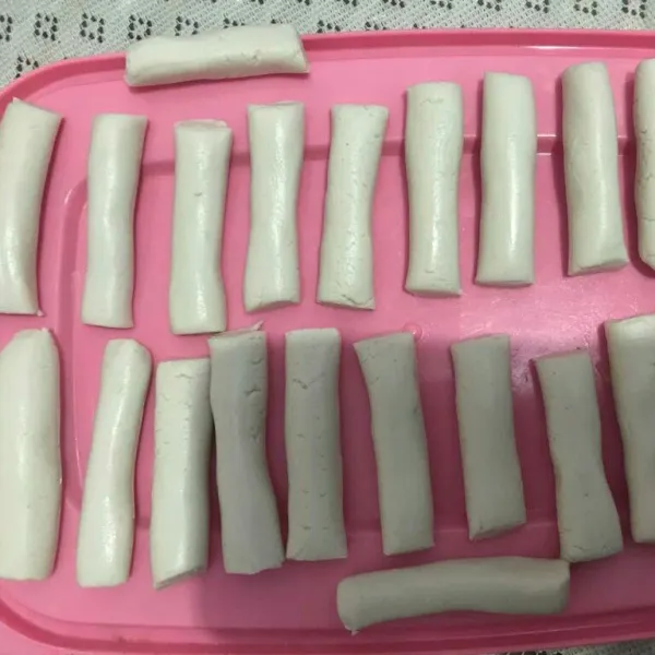 Bentuk adonan memanjang sebesar jari dengan panjang 5 cm, lalu lakukan hingga adonan habis.