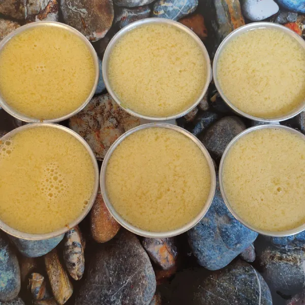 Tuang ke cetakan yang sudah ada karamelnya.