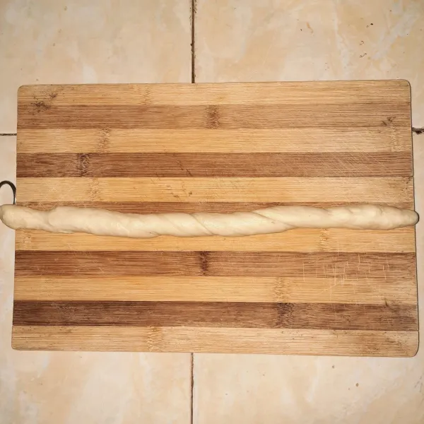 Giling adonan memanjang, kalau adonan sudah panjang, giling lagi secara lawan arah.