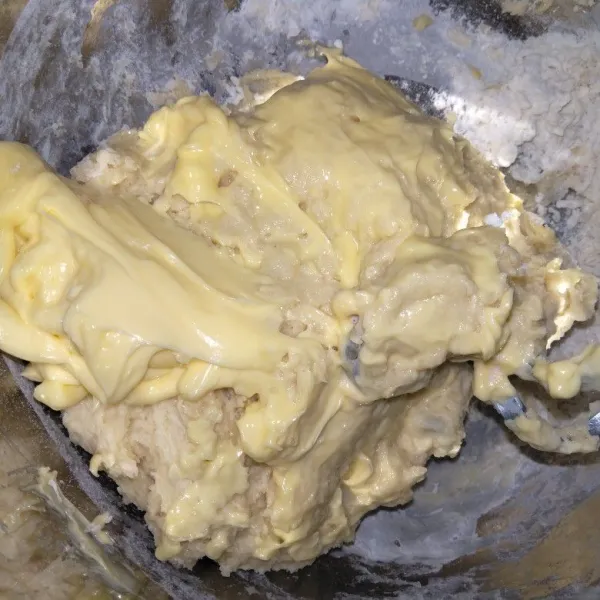 Uleni bahan dough kecuali butter hingga ½ kalis, kemudian masukkan butter. Mixer 7 menit hingga kalis elastis.
