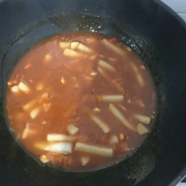 Masukkan kue beras, masak hingga matang. Sajikan.