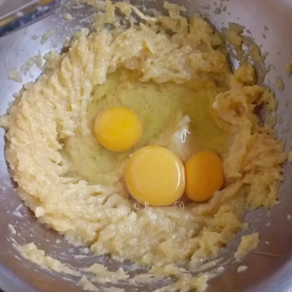 Tambahkan telur, mixer lagi sampai tercampur rata.