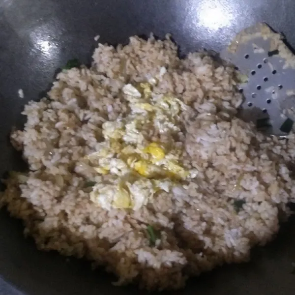 Masukkan telur ke dalam nasi, lalu campur hingga rata. Angkat.
