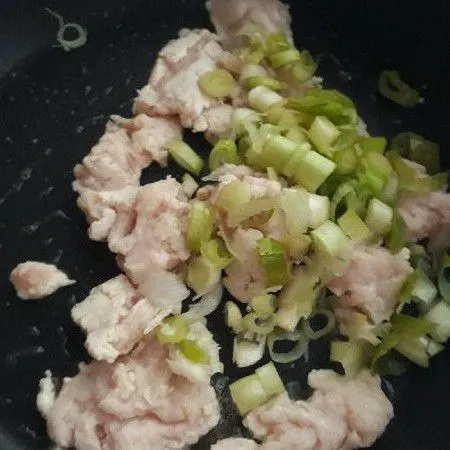 Tumis daging ayam dan irisan daun bawang.