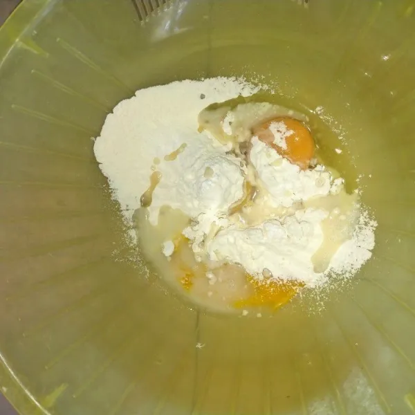 Campurkan kuning telur, mentega cair, garam, baking powder, tepung terigu, vanila extract, dan susu cair. Aduk hingga rata.