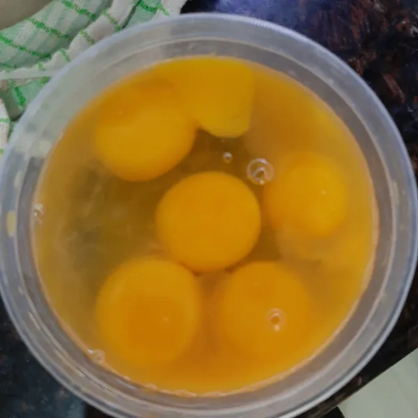 Masukan telur kedalam wadah.