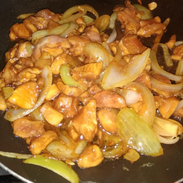 Setelah itu masukkan daging ayam marinasi, tambahkan air sedikit lalu masak sampai matang dan air menyusut. koreksi rasa lalu sajikan.