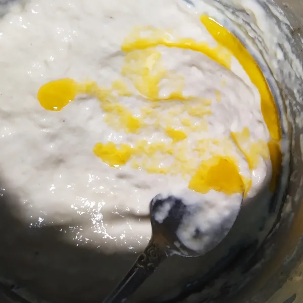 Kemudian masukkan margarin leleh, aduk rata. (tekstur adonan sangat kental ya).