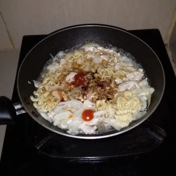 Masukkan mie instan. Tambahkan bumbu mie, saus tiram, saus tomat, saus sambal dan kecap manis. Aduk hingga tercampur rata. Koreksi rasa.