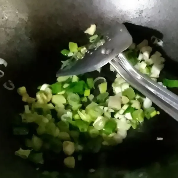 Tumis bawang pre dan bawang putih cincang hingga harum.