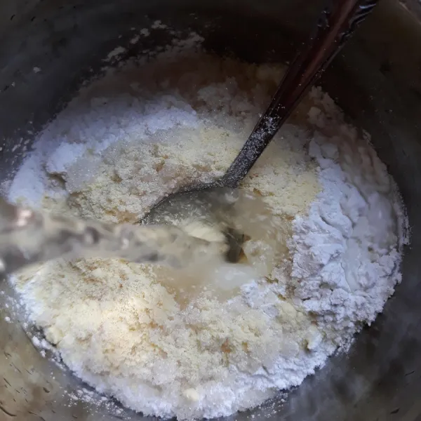 Campurkan tepung beras ketan, susu bubuk, gula pasir, dan air. Aduk hingga tercampur rata.