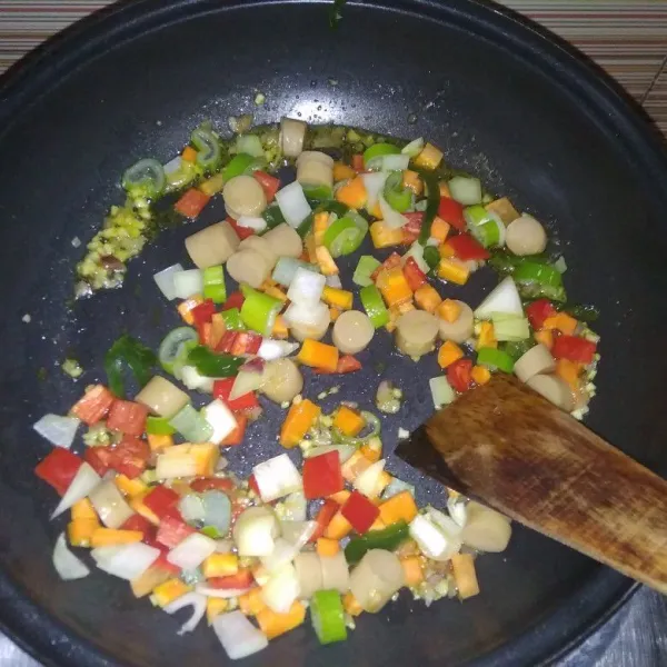 Panaskan margarin, tumis bawang putih dan bawang merah hingga harum, masukkan sosis, wortel, cabai merah, cabai hijau,daun bawang, bawang bombai, aduk rata.