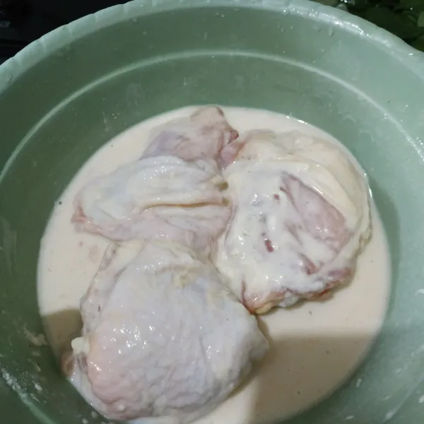 Campurkan tepung dan air. Rendam ayam di dalamnya minimal 30 menit.