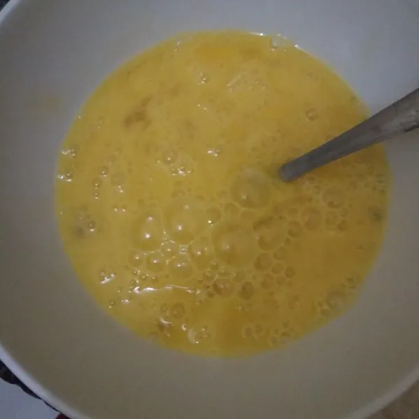 Kocok telur bersama susu cair, garam dan lada hingga tercampur rata.