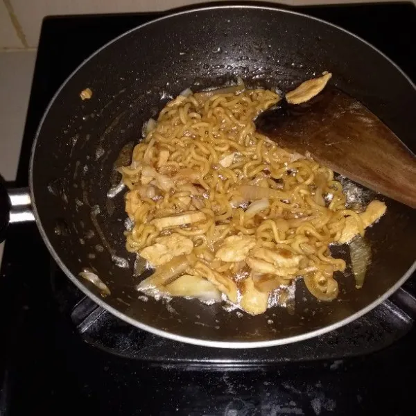 Rebus semua bahan hingga matang dan air menyusut. Matikan api.