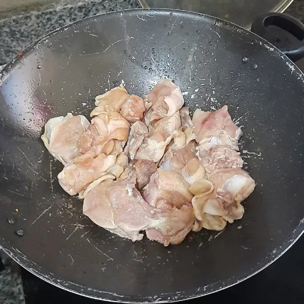 Tuang sedikit minyak ke dalam penggorengan. Tambahkan ayam yang sudah dimarinasi lalu masak sambil sesekali dibalik hingga berubah warna.