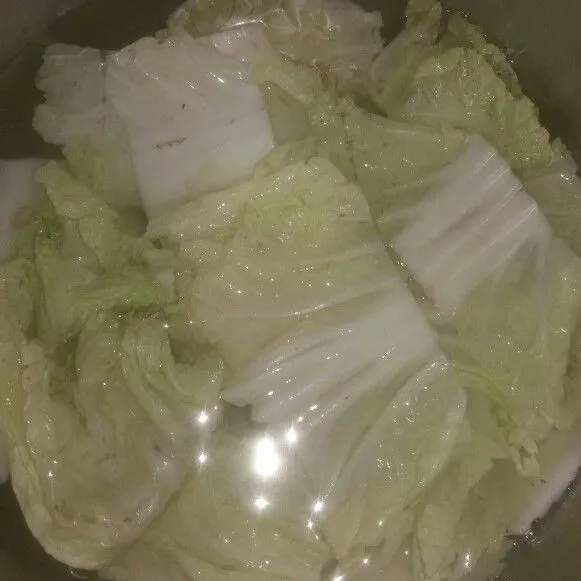 Siapkan sawi putih yang sudah dipotong-potong, tuang air hingga sawi tenggelam. Lalu bubuhkan 1 sdm garam, aduk pelan hingga garam merata. Lalu diamkan selama 60 menit. Setelah 60 menit, tiriskan airnya.
