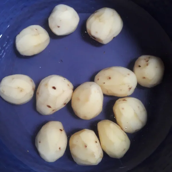 kupas kentang rendam.dalam air, lalu kukus didandang hingga matang, sisihkan