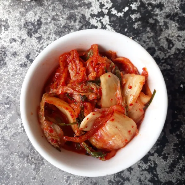 Potong-potong kimchi menggunakan gunting, sisihkan.